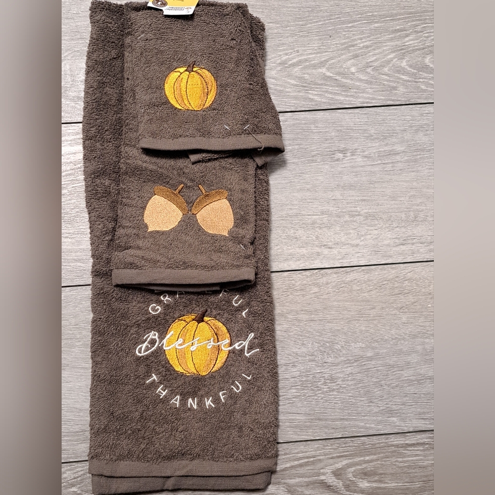 Brand New 3pc Brown Color Fall/Thanksgiving Embroidered Towel Set